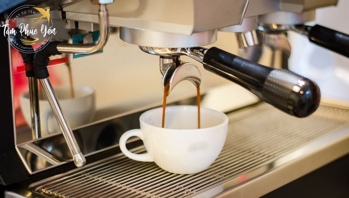 Cách pha cafe bằng máy được nhiều người ưa chuộng bởi sự tiện dụng