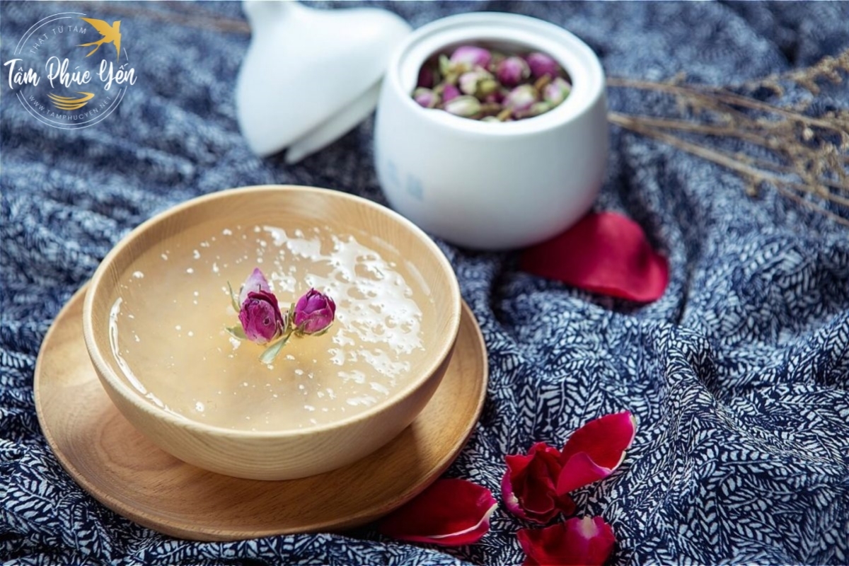 Chưng yến sào đúng cách với đường phèn tạo nên món ăn bổ dưỡng