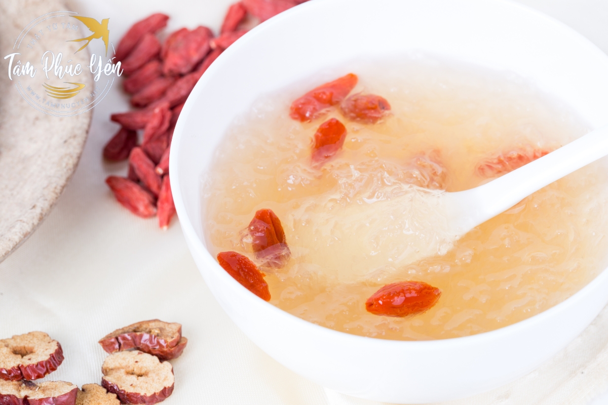 Yến nên được dùng lúc nóng để phát huy tác dụng tốt nhất