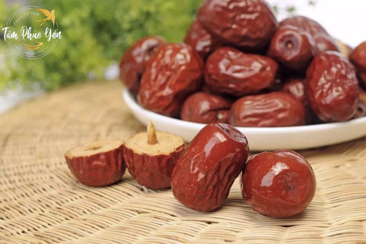 Khi chưng tổ yến đúng cách với hạt sen cần bỏ vỏ và tim sen