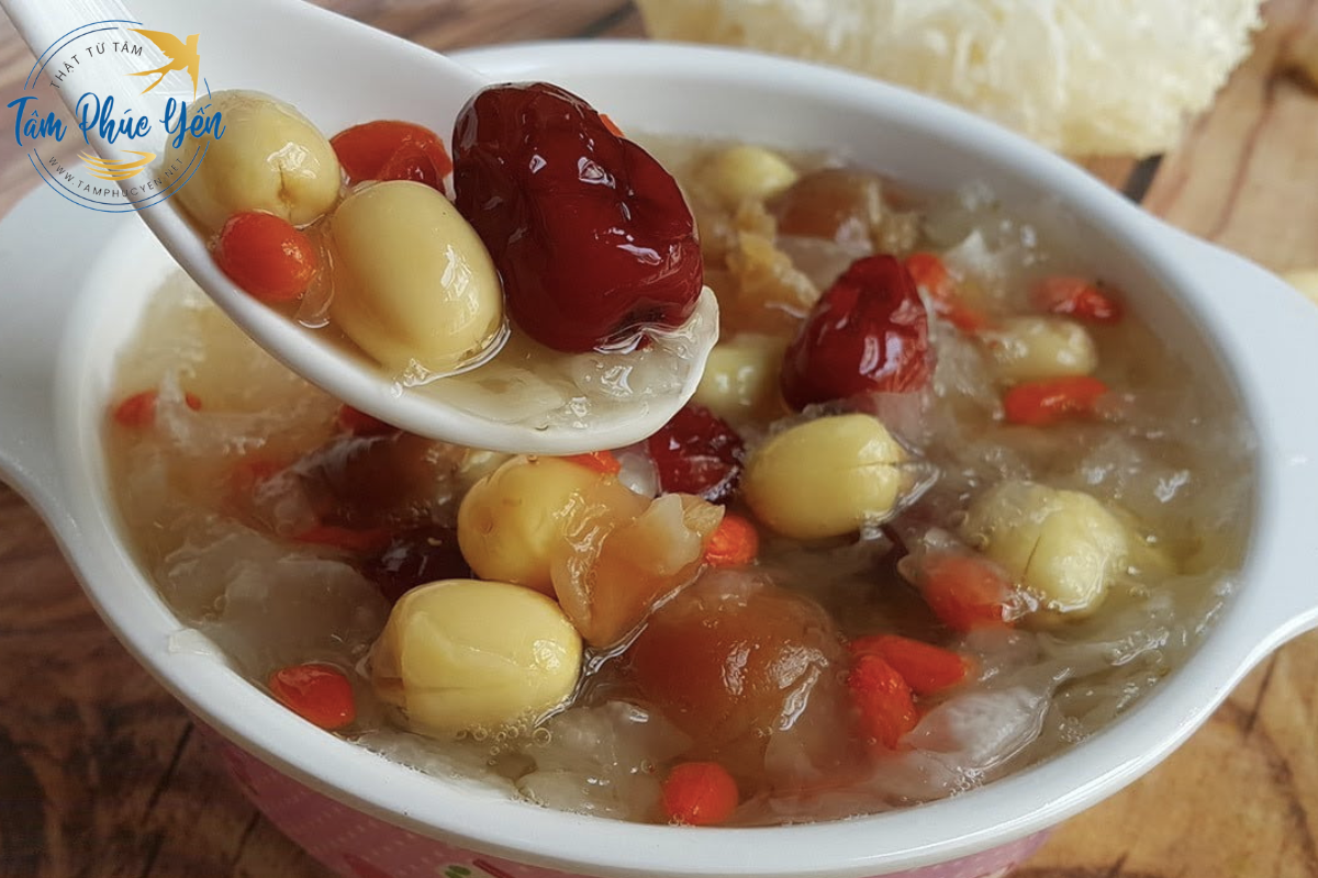 Cách chưng yến đúng cách với táo đỏ và hạt sen