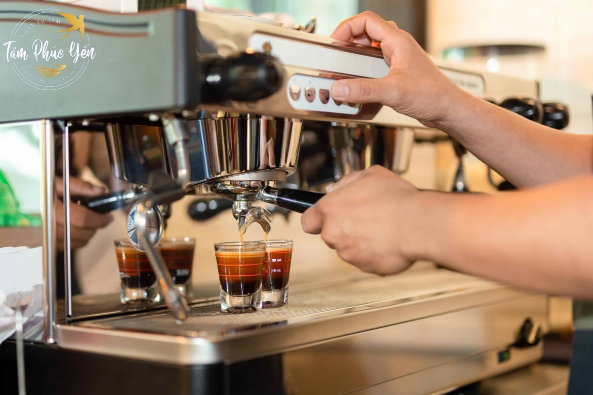Cách pha cà phê máy được cho là đơn giản và tốn ít thời gian hơn, đặc biệt là so với phương pháp pha cà phê thủ công hoặc pha bằng phin.